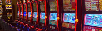 VIP8890 APP Myanmar ဖုန်းတွင် Live Casino နှင့် Slots ကစားနေသောမြင်ကွင်း
